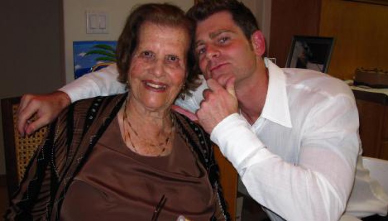 Залуу эр 92 настай эмэгтэйд анхны харцаар дурлажээ